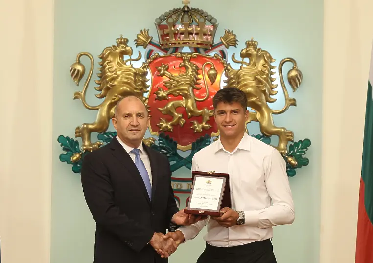  Президентът отличи младите тенис очаквания Иван Иванов и Александър Василев с почетни плакети 