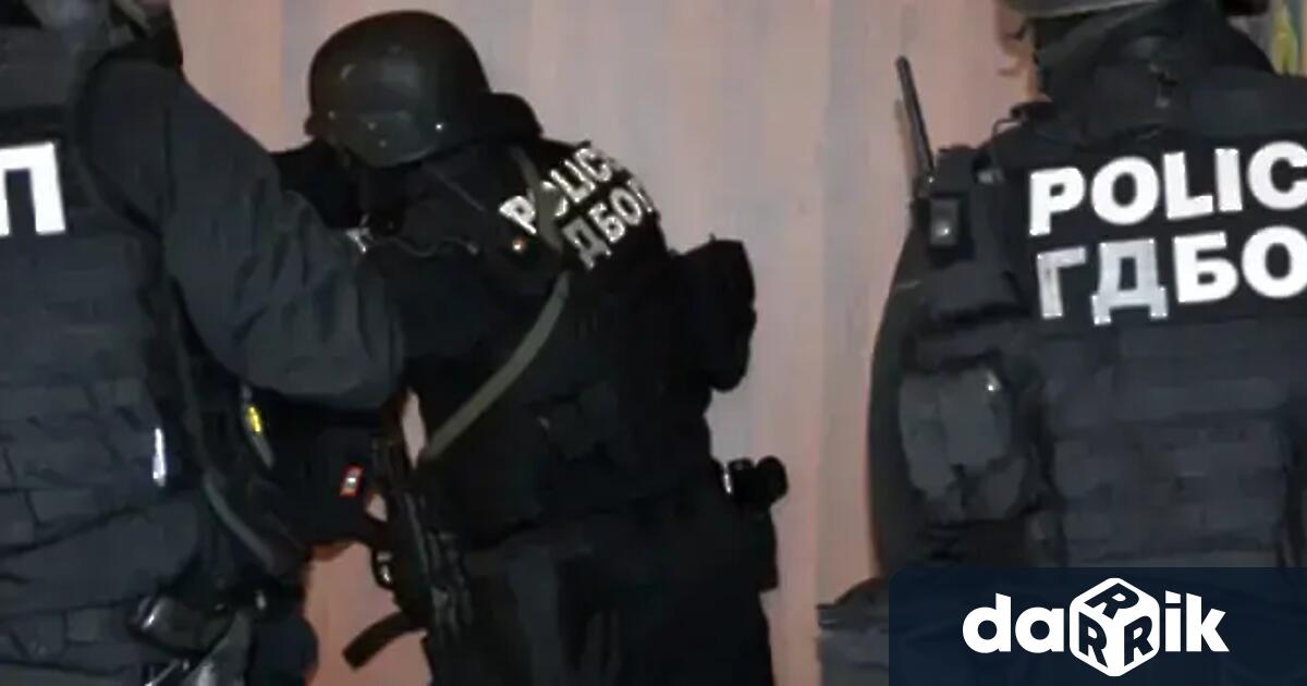 Четиримадуши са задържани за принуда заплахи и насилие при акция