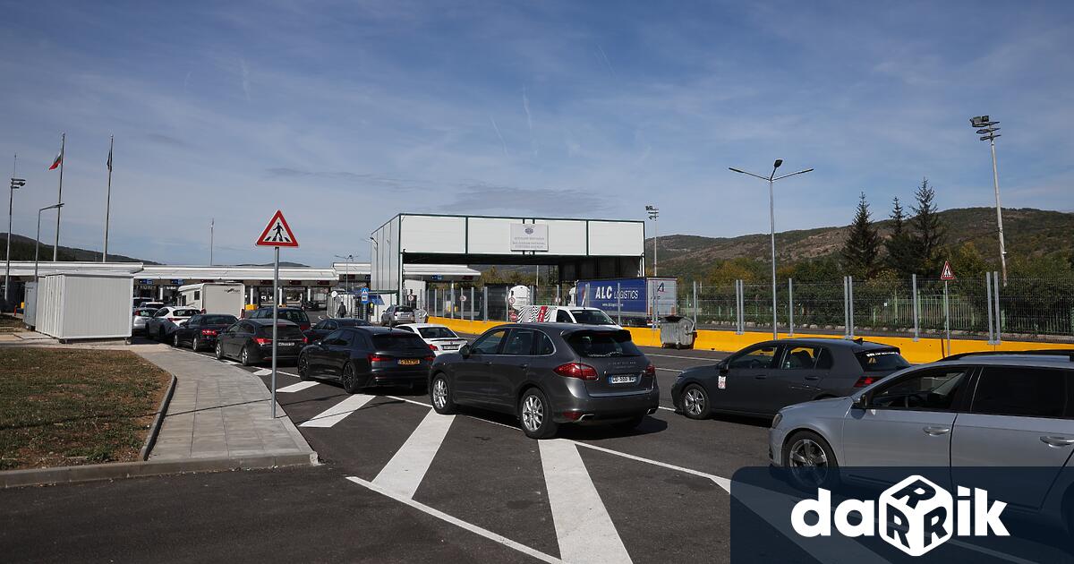 Интензивен е трафикът на граничния контролно пропускателен пункт ГКПП Калотина на