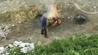 Хванаха мъж да пали огън в Плоски (ВИДЕО)