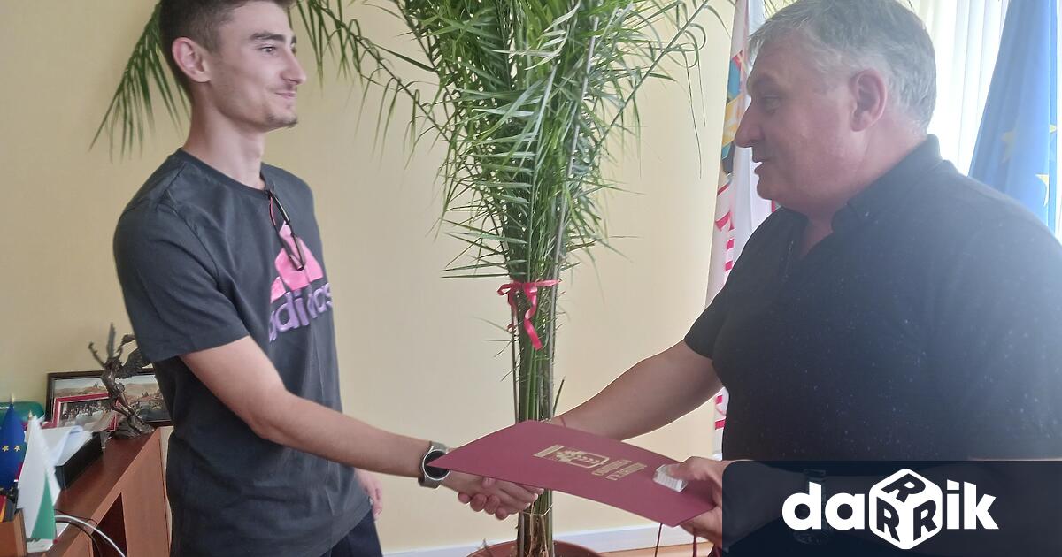 Кметът на Община Гулянци награди с почетна значка за принос