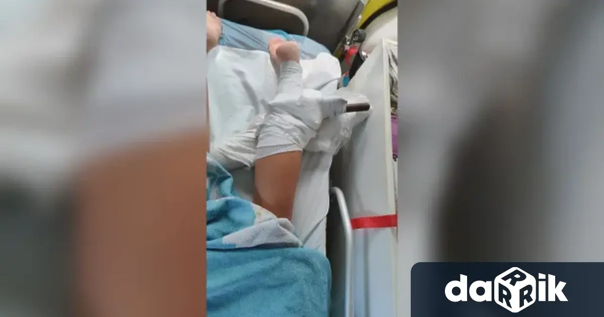 Дръжка от плажен чадър се е забила в крака на