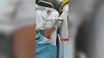 Дръжка от чадър се заби в крака на млада жена на плаж в Гърция
