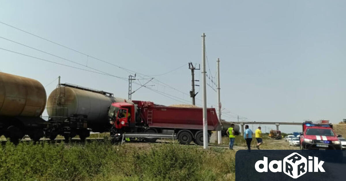 Влак удари камион на железопътен прелез между гарите Маноле и