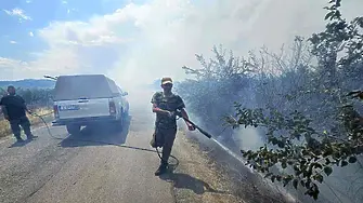Продължава борбата с огъня