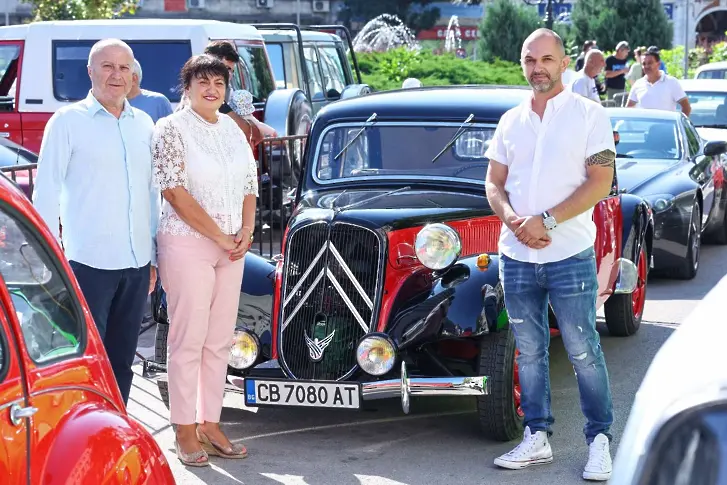 Деветото издание на Ретро парада във Видин показва автомобили от цяла България и чужбина
