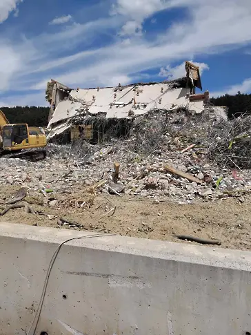  Незаконният хотел на Румен Гайтански - Вълка на бент. Искър е съборен (СНИМКИ) 