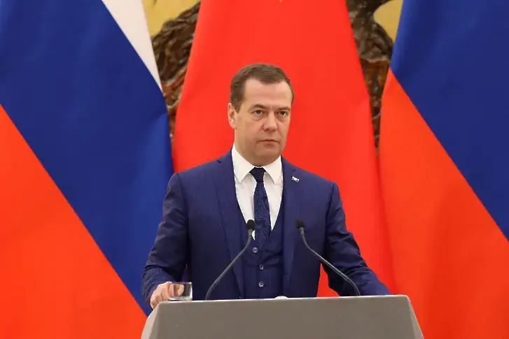 Медведев заплаши Тръмп с „Мъртвата ръка“