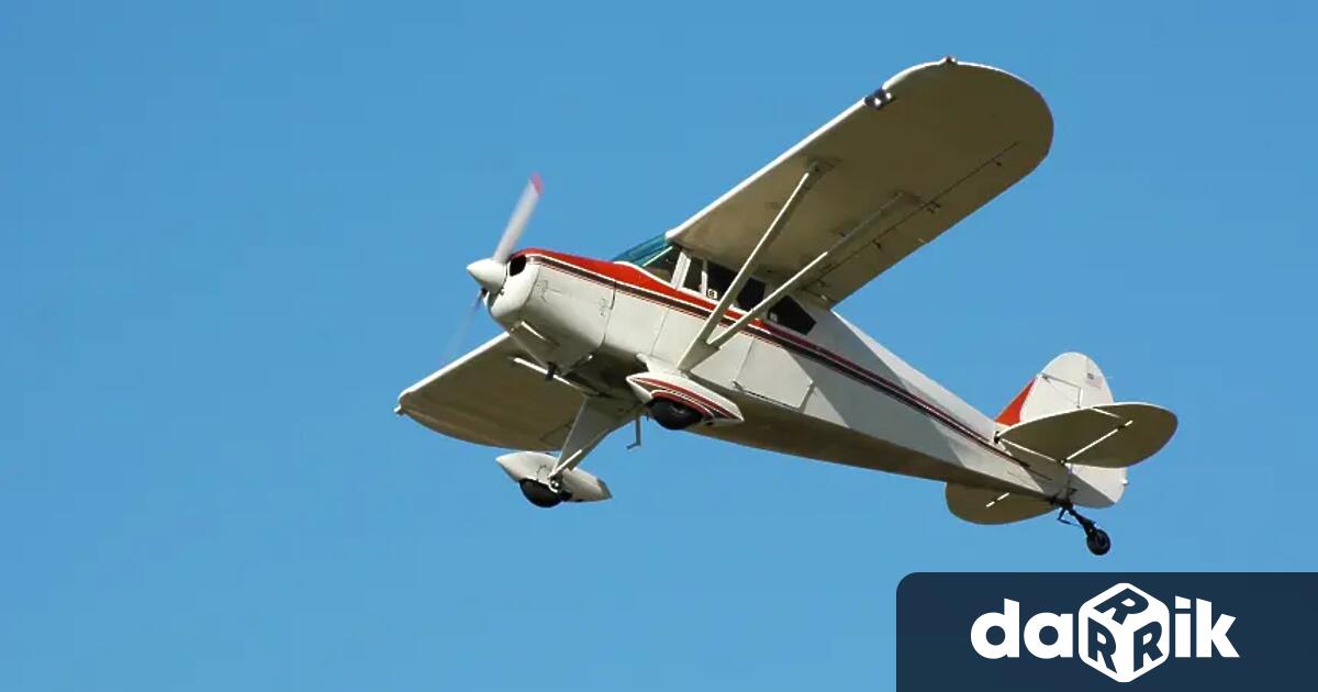 Малък самолет се закачи за дърво и се удари в