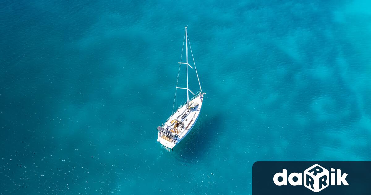 Трима души са били ранени след като яхта със седем