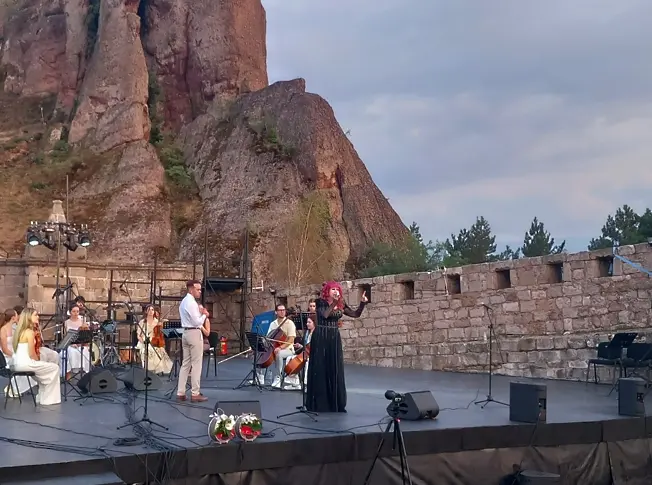 “Пеещи артисти с тайния оркестър край Белоградчишките скали