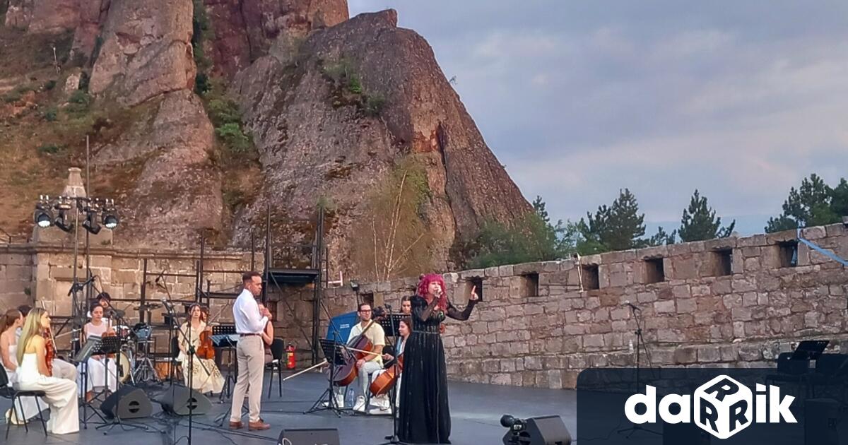 Пеещи артисти с тайния оркестър – проект на Игор Марковскивпечатлиха