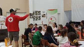 Младежката организация на БЧК показа на децата в с. Паволче опасностите в планината и как да ги преодолеят