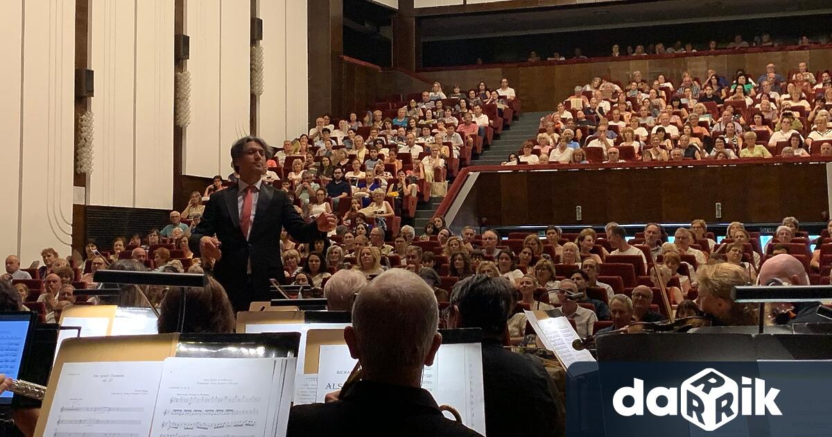 В Добрич Плевенска филхармония и маестро Йордан Камджалов поднесоха в