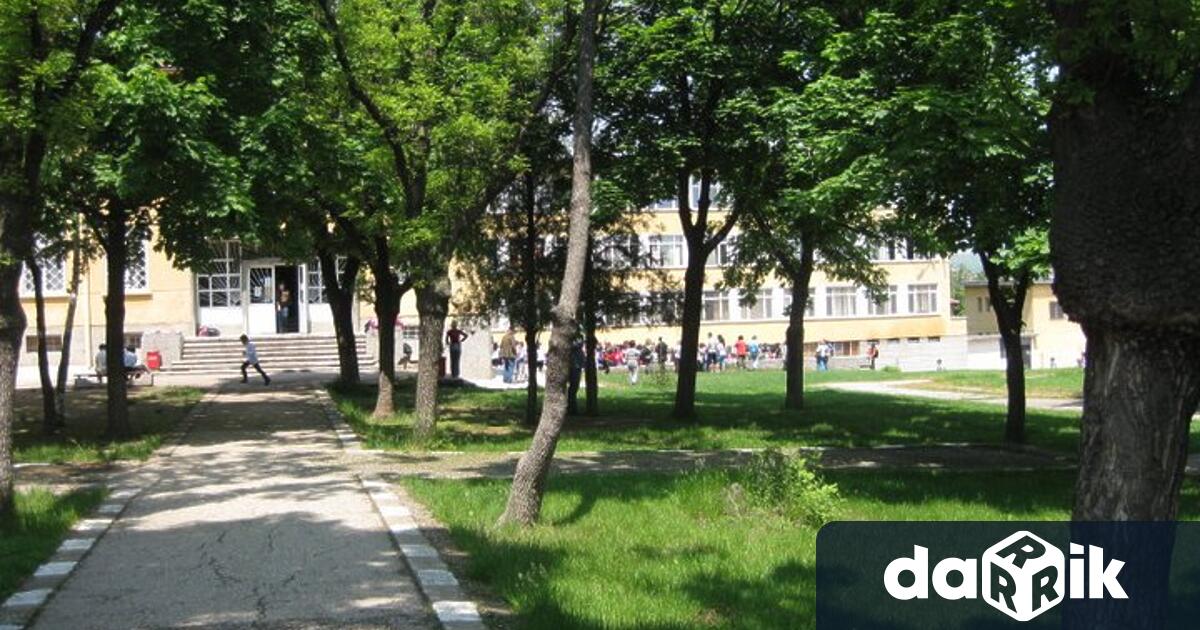 Десет училища в общината заедно с Центъра за работа с