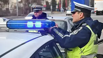 Трафикант на мигранти в гонка с полицията в оживен квартал на Ямбол