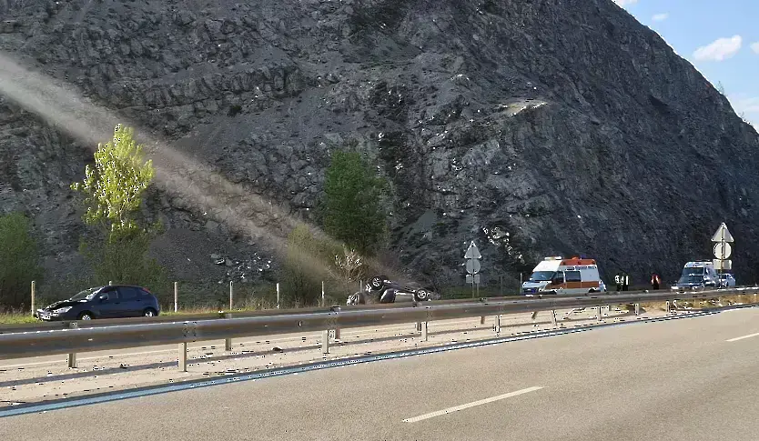 Аварирал ТИР на АМ „Струма“ образува огромно задръстване