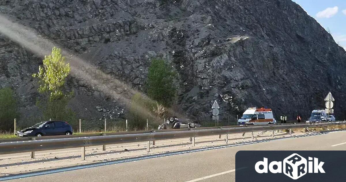 Тир аварира наавтомагистрала Струма втунел Мало Бучино Движението в посока Перник