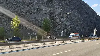 Аварирал ТИР на АМ „Струма“ образува огромно задръстване
