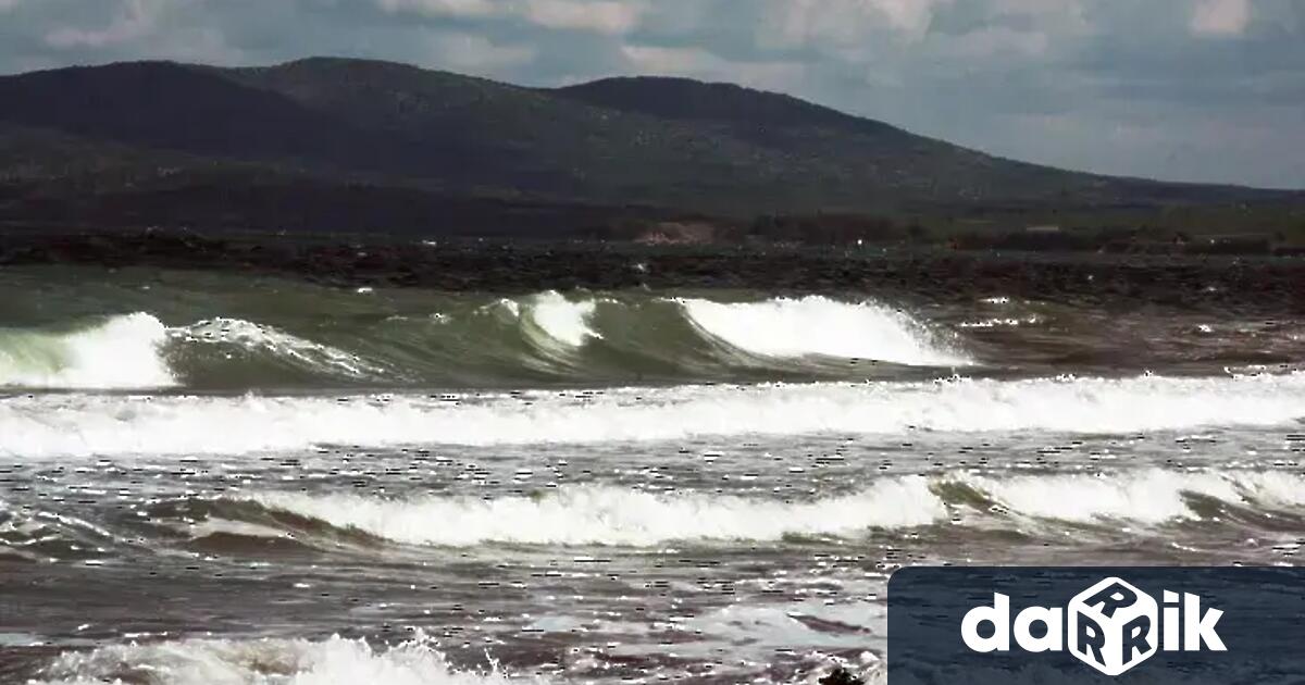Водолазни екипи издирват 18 годишно момче изчезнало в района на плаж