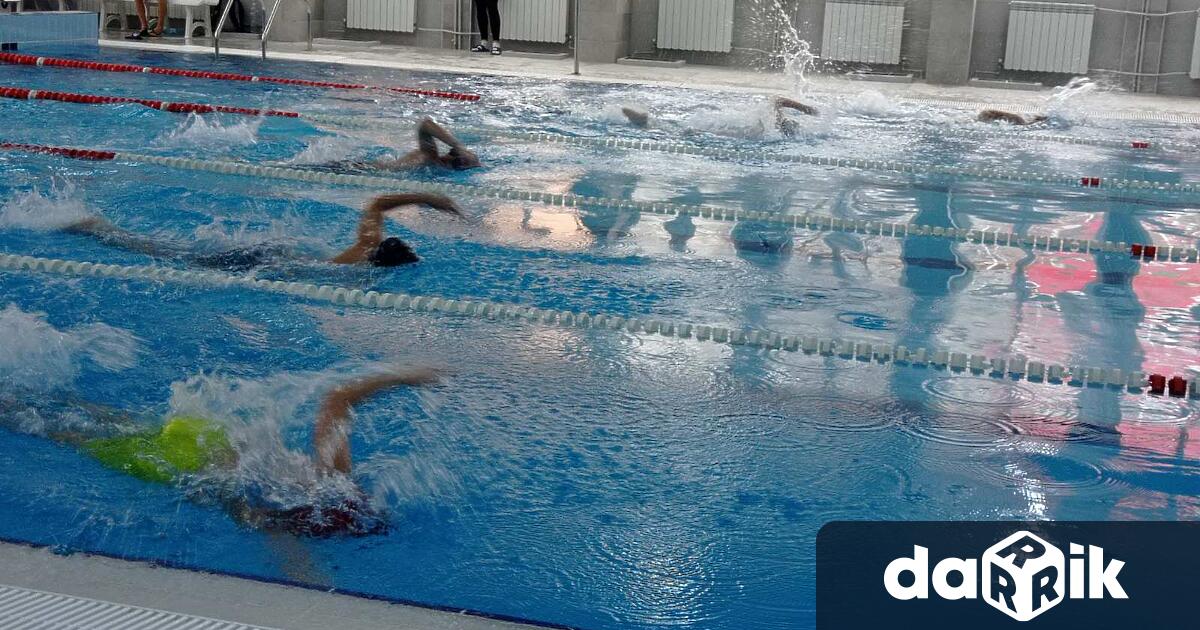 Закритият плувен басейн в кв Сини камъни който Община Сливен