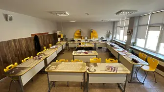 Маси с атласи и интерактивни материали: МОН обнови 496 класни стаи