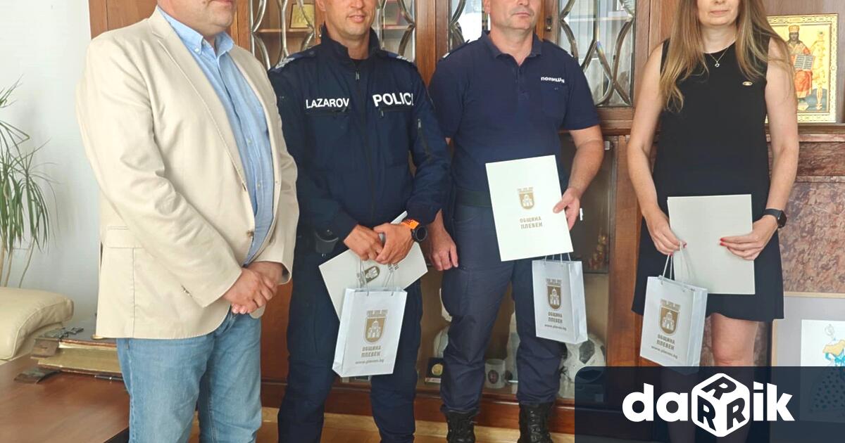 КметътнаОбщинаПлевенд рВалентинХристовизказаличнаблагодарносткъмтриматаполицейскислужителиигражданин помогнализаспасяванетона9 годишнодетевцентъранаПлевенвъввторниквечерта На29юли вторник след19 00часанагорещиятелефоннаОбщинатаеполученсигналзадете пострадалопритоковударотелектрическатаинвалиднарампапредсградатанамолавцентъранаПлевен Врезултатнатоковияудардететопаданаземятаиизпадавситуация прикоятоезикътблокирадихателнитепътища Впомощсепритекламайкаму ноитябилаударенаоттока Намиращитесевтозимоментврайонаполицейскислужителиигражданинреагиратнезабавно МладшиекспертВасилГригоров командирнаотделениевгрупаППД сектор Охранителнаполиция приПървоРУ Плевен младшиинспекторВенелинЛазаров старшиполицайвсъщатагрупа истаршиинспекторАнаПопова началникгрупа Криминалнаполиция приРУ Кнежа обезопасяватрайонаизаедносАнтонБояджиевуспяватдаокажатадекватнапървапомощнадететоисъстояниетомуеовладяно Решаващасеоказваипомощта оказанаотдългогодишенсъстезателитреньорпобоксвПлевен озовалсенамястотонаинцидента Дететоедобре прегледаное вСпешнапомощивечесиевкъщи Знам четоваечастотежедневнатаработанавсекислужителвполицията ноличнотомиубеждениекаточовеке чедобрототрябвадасепоказваитезислужители заеднос г нБояджиев заслужаватнашатаогромнаблагодарностзачовещината заобщественатасиангажираностипроявенатаадекватностприсъздалатасеситуация Католекармогадакажа четяхнатареакцияебилаизключителноважнавтозимоментзаспасяванеживотанадетето заявикметътд рХристов Занаснай важнотое чедететоеживоиздравоивечеедобре Можемдасипредставимкаквоепреживялатазимайка Благодарениеусилиятанавсичкиуспяхмедаспасимтовадетенце Желаембързовъзстановяваненанего нанеговатамайкаинасестричкатаму коятостанасъщосвидетелнаслучилотосе споделиханасрещатавОбщинаПлевентриматаполицейскислужители ОтиметонаОбщинаПлевентриматаполицейскислужителии г нАнтонБояджиевднесполучихаблагодарствениграмотизадоблестнапостъпкаиспасенчовешкиживот