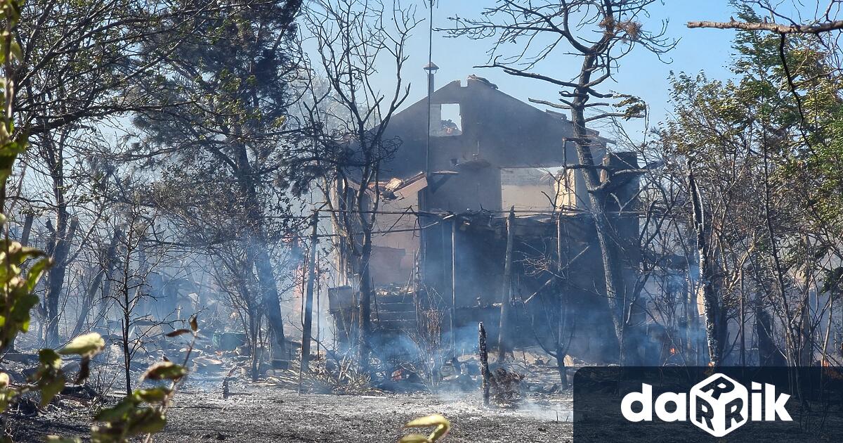 Цяла нощ екипи на пожарната гасиха отделни огнища в град