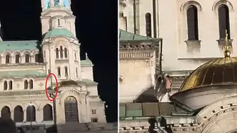 Полугол мъж се покатери на катедралата „Св. Александър Невски“