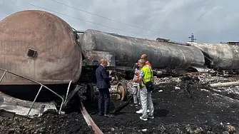 Започна изтегляне на незасегнатите цистерни от товарния влак, който дерайлира край с. Пясъчево