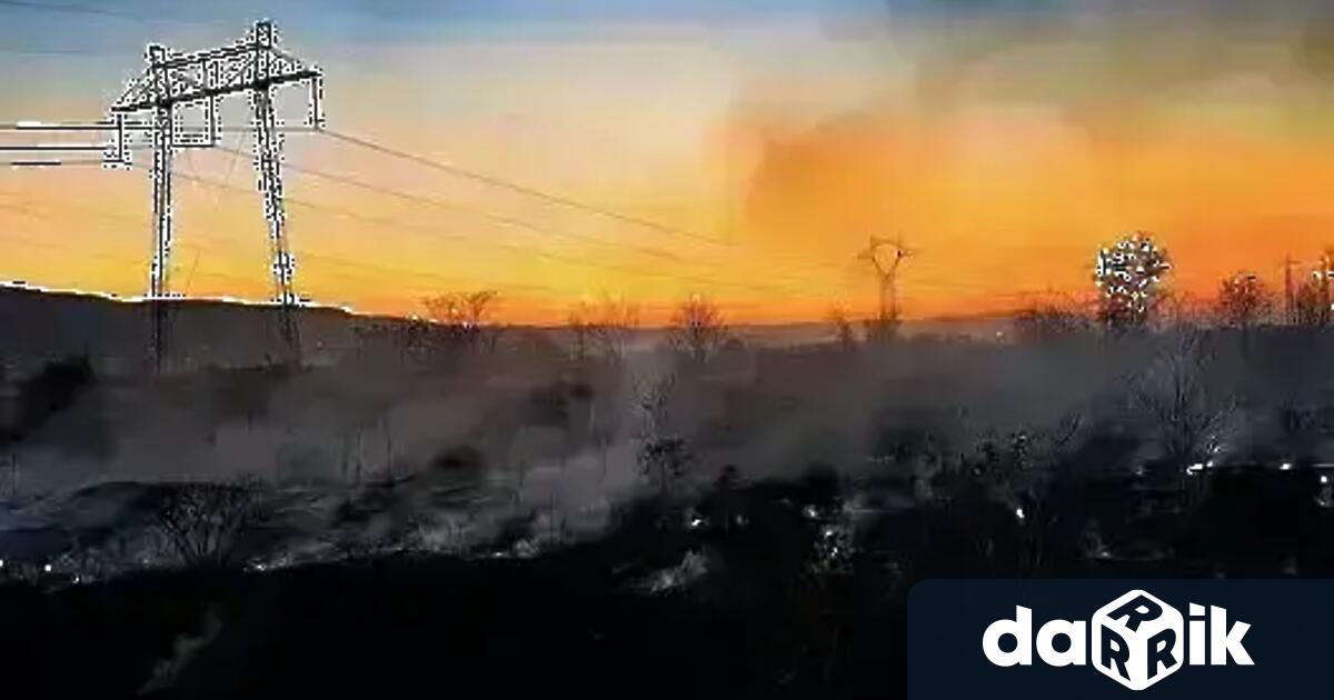 Пожар гори между селата Стройно Борисово и Бояново в Елховско