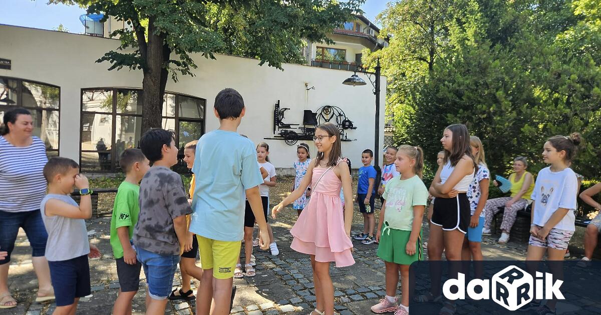 С много смях топли усмивки и детски глъч завърши етнографската