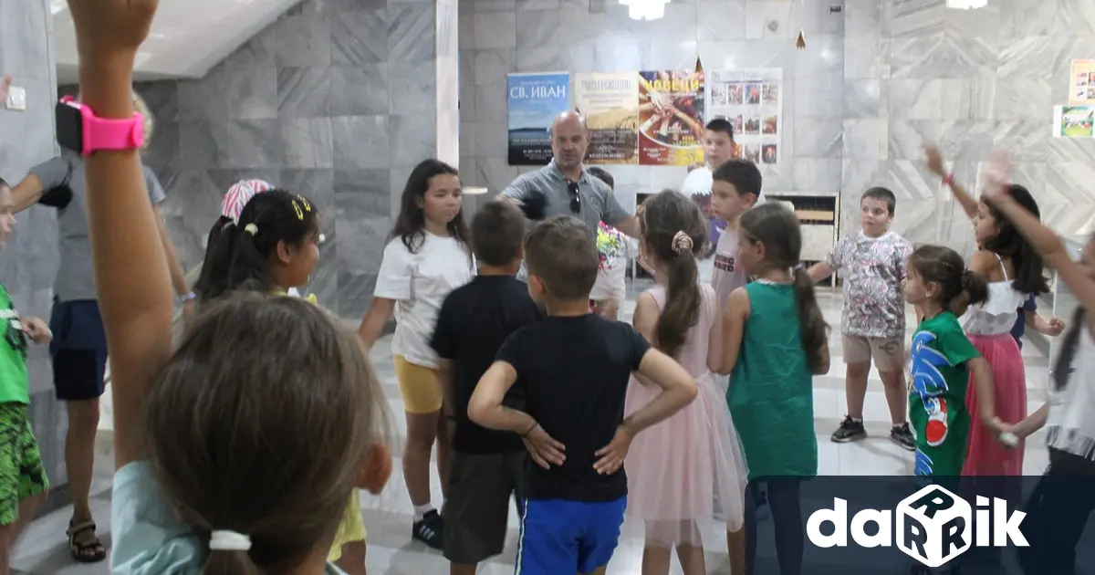 Големите уши срещу армията насекоми това беше темата на