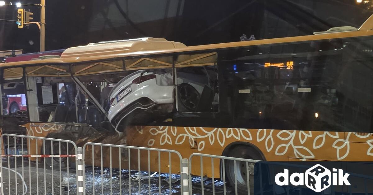 Тежка катастрофа в София тази сутрин Кола се вряза в