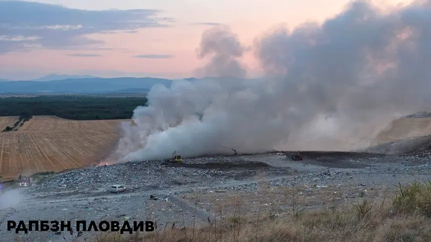 Пожар на сметището в Шишманци, четири екипа огнеборци са на място