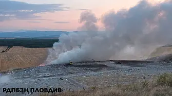 Пожар на сметището в Шишманци, четири екипа огнеборци на място