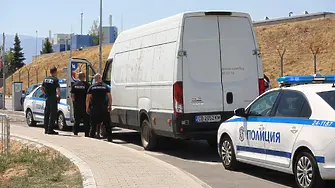 Мъж опита да задигне бус със стока от софийското летище