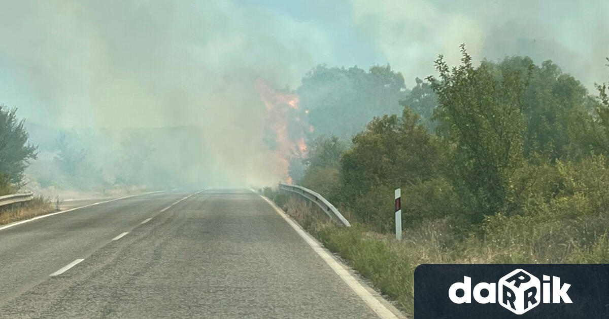 Неизправен тежкотоварен камион предизвика пожар на три места в района
