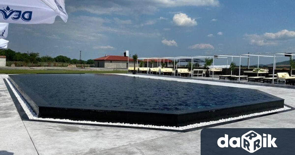 Момче е ударено от ток край детски басейн в комплекс