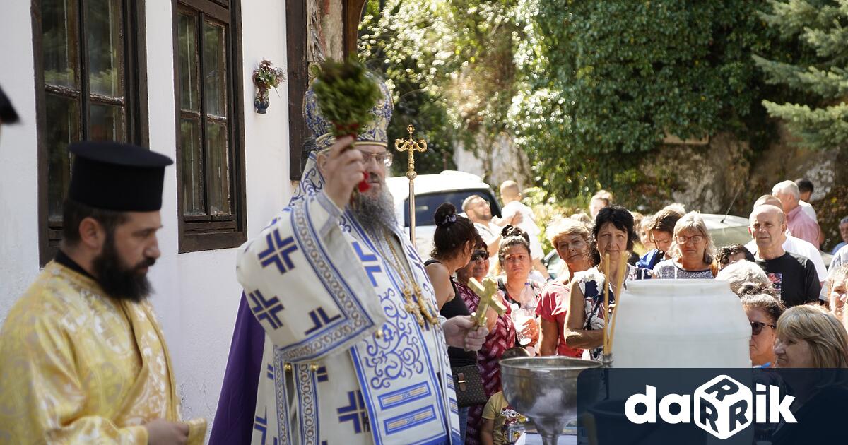 Стотици миряни от различни краища на България уважиха на 15