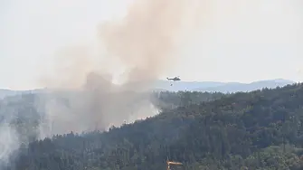 Хеликоптер се включва в гасенето на пожара в Дебелец