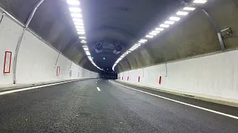 На 18 и 19 август през нощта за измиване и боядисване ще се ограничи движението в тръбата за Варна на тунел „Ечемишка“ на АМ „Хемус“