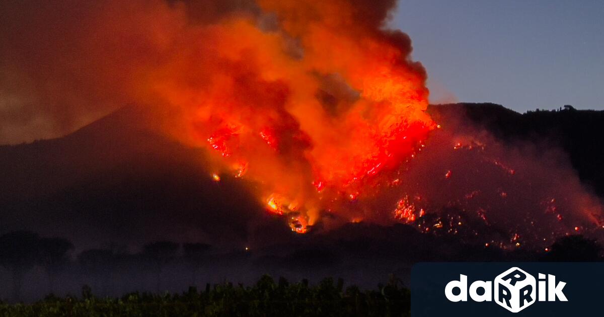 В Националния парк Везувий в Южна Италия снощи избухна пожар