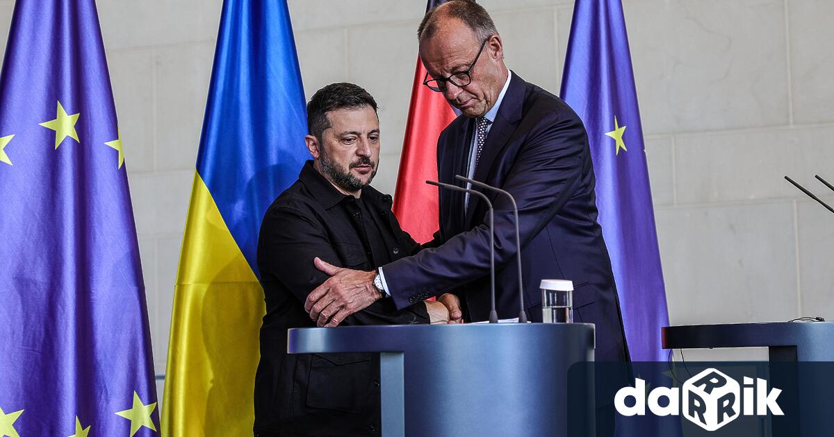 Украинският президент Володимир Зеленски френският държавен глава Еманюел Макрон и