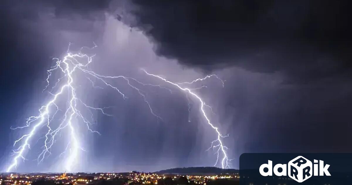 Силни бури с пориви на вятъра до 100 км ч удариха