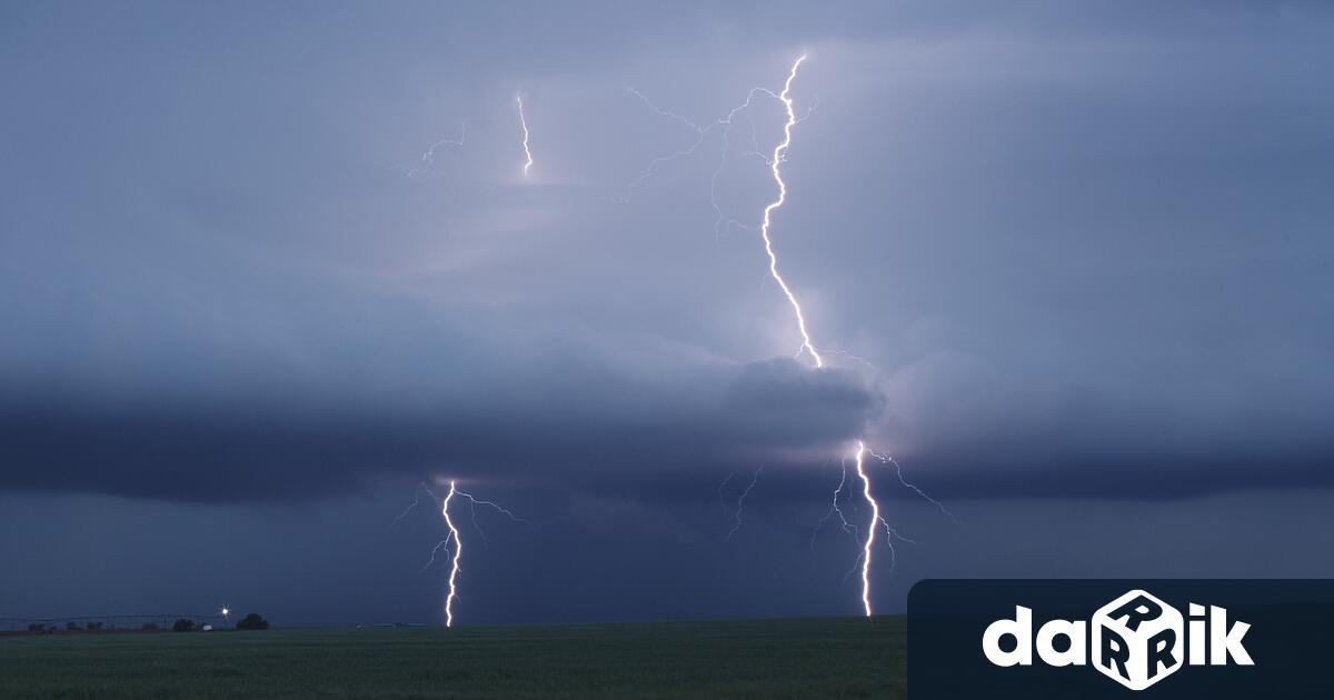 Мълния предизвика пожар в квартал Три чучура север в Стара