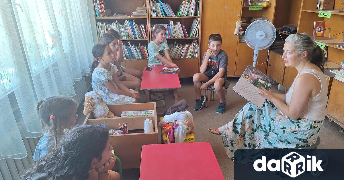 Библиотека Веселина Геновска към НЧ Георги Парцалев 1901 гр Левски имаше