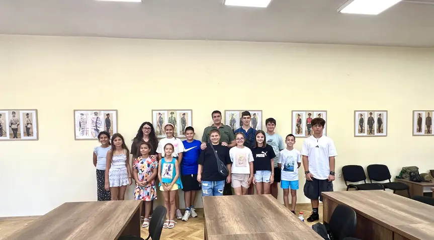  Деца от Левски гостуваха на Военно окръжие - I степен Плевен. 