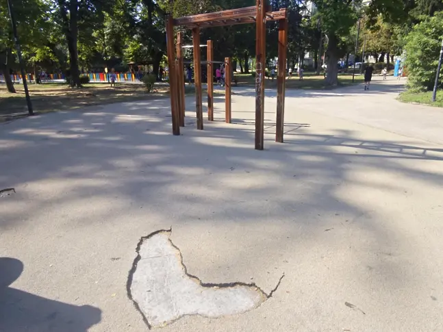 Вандалска проява в Градската градина