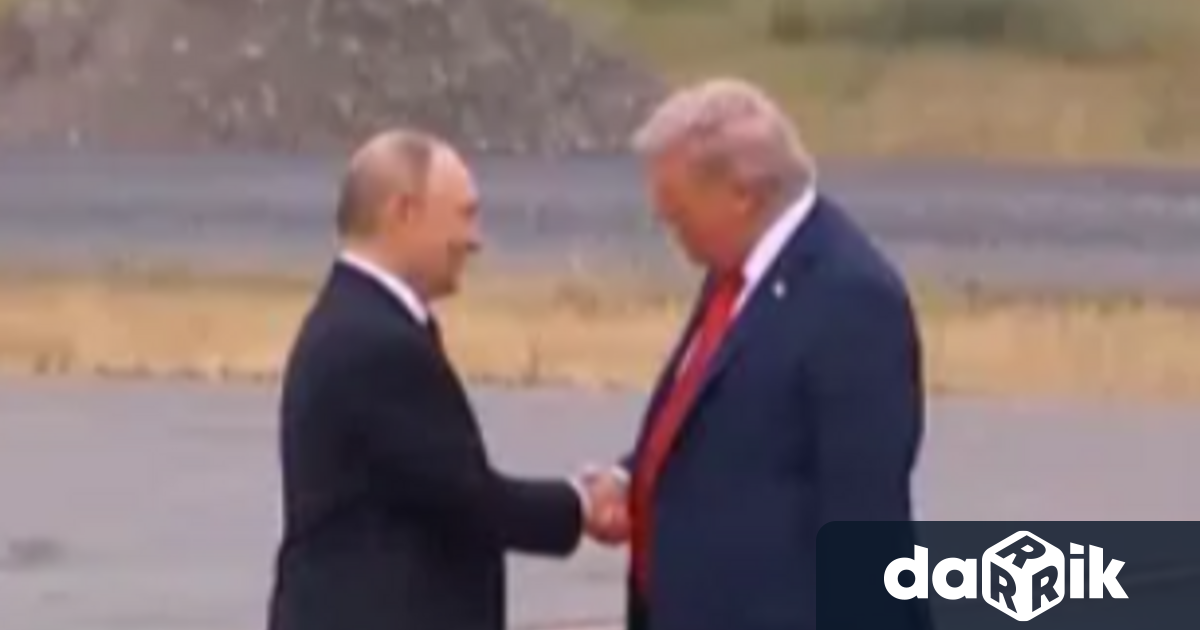 С ръкостискане започва срещата между Доналд Тръмп и Владимир Путинвъв